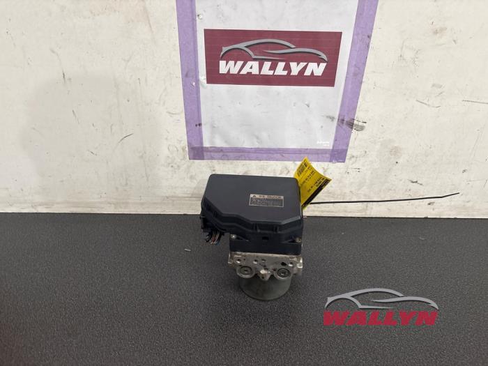 ABS Computer van een Toyota RAV4 (A3) 2.0 16V Valvematic 4x2 2010