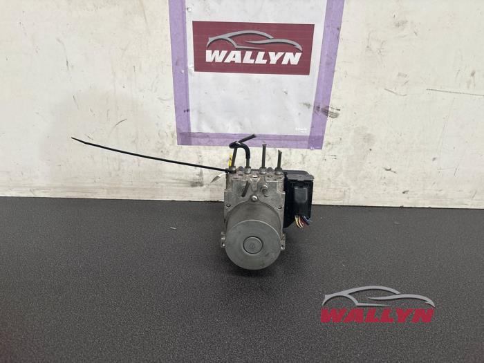 ABS Computer van een Toyota RAV4 (A3) 2.0 16V Valvematic 4x2 2010