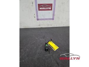 Gebruikte Centrale deurvergrendeling Schakelaar Peugeot 208 I (CA/CC/CK/CL) 1.2 Vti 12V PureTech 82 Prijs € 12,10 Inclusief btw aangeboden door Wallyn COMMV