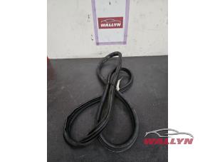 Gebruikte Deurrubber 4Deurs links-achter Peugeot 208 I (CA/CC/CK/CL) 1.2 Vti 12V PureTech 82 Prijs € 24,20 Inclusief btw aangeboden door Wallyn COMMV