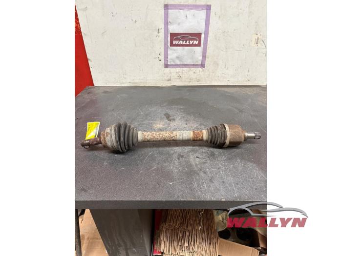 Gebruikte Aandrijfas links-voor Peugeot 207 CC (WB) 1.6 HDiF 16V Prijs € 36,30 Inclusief btw aangeboden door Wallyn COMMV