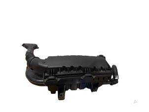 Gebruikte Luchtfilterhuis Peugeot 3008 II (M4/MC/MJ/MR) 1.2 12V e-THP PureTech 130 Prijs € 25,00 Margeregeling aangeboden door BGB Motorenrevisie & Autoparts