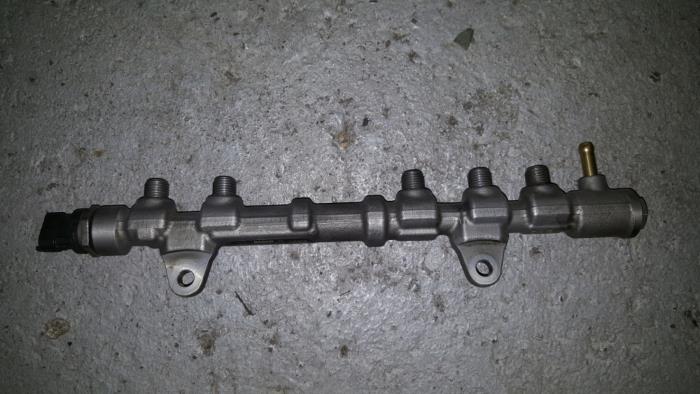 Gebruikte Brandstofverdeler Fiat Punto Prijs € 36,30 Inclusief btw aangeboden door AKAS Automaterialen