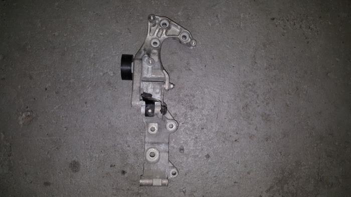 Gebruikte Dynamosteun boven Opel Zafira Prijs € 60,50 Inclusief btw aangeboden door AKAS Automaterialen