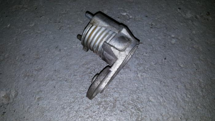 Gebruikte Spanner multiriem Volvo V40 Prijs € 24,20 Inclusief btw aangeboden door AKAS Automaterialen