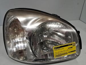 Gebruikte Rechter Koplamp Hyundai Santa Fe I Prijs € 48,40 Inclusief btw aangeboden door De Jonghe Recuparts