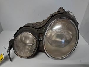 Gebruikte Koplamp links Mercedes E (VF210) 2.9 E-290 TDI Prijs € 151,25 Inclusief btw aangeboden door De Jonghe Recuparts