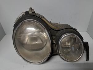 Gebruikte Rechter Koplamp Mercedes E (VF210) 2.9 E-290 TDI Prijs € 151,25 Inclusief btw aangeboden door De Jonghe Recuparts