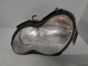 Gebruikte Koplamp links Mercedes C (W203) 2.0 C-180 16V Prijs € 48,40 Inclusief btw aangeboden door De Jonghe Recuparts