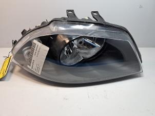Gebruikte Koplamp rechts Seat Ibiza III (6L1) 1.2 12V Prijs € 48,40 Inclusief btw aangeboden door De Jonghe Recuparts