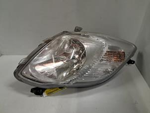 Gebruikte Rechter Koplamp Toyota Yaris II (P9) 1.0 12V VVT-i Prijs € 72,60 Inclusief btw aangeboden door De Jonghe Recuparts