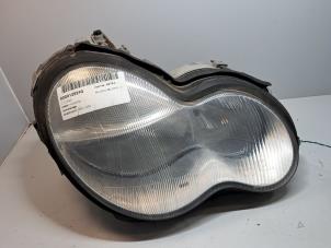 Gebruikte Koplamp rechts Mercedes C (W203) 1.8 C-180K 16V Prijs € 60,50 Inclusief btw aangeboden door De Jonghe Recuparts