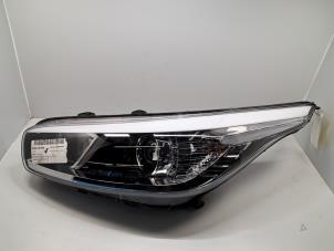 Gebruikte Linker Koplamp Kia Cee'd (JDB5) 1.4i 16V Prijs € 574,75 Inclusief btw aangeboden door De Jonghe Recuparts