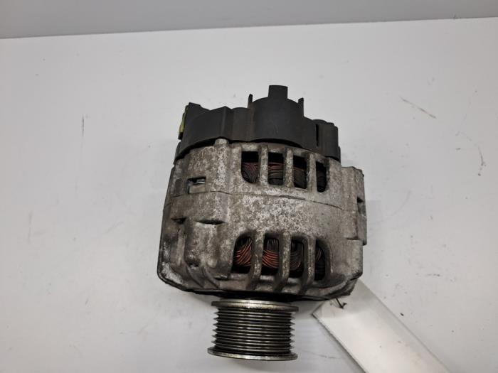Gebruikte Dynamo Renault Clio III (BR/CR) 1.2 16V 75 Prijs € 90,75 Inclusief btw aangeboden door De Jonghe Recuparts