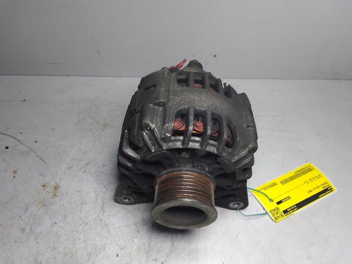 Gebruikte Dynamo Renault Clio III (BR/CR) 1.2 16V 75 Prijs € 72,60 Inclusief btw aangeboden door De Jonghe Recuparts