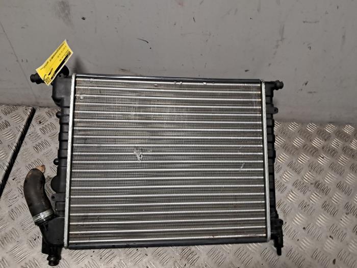 Gebruikte Radiateur Renault 19 Phase II/III (L53) 1.4 Prijs € 72,60 Inclusief btw aangeboden door De Jonghe Recuparts