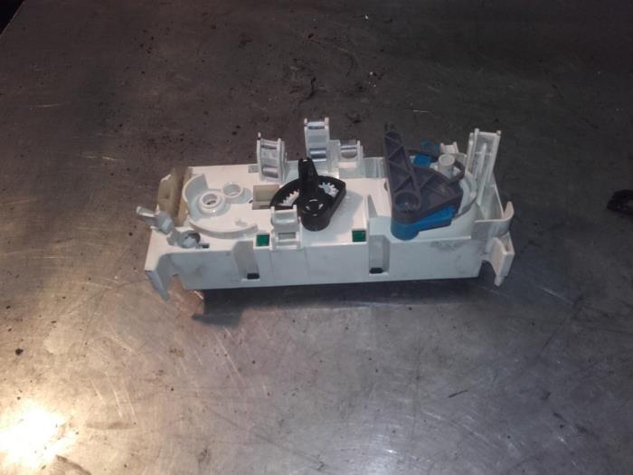 Kachel Bedieningspaneel van een Peugeot Partner 1.6 HDI 90 16V 2008