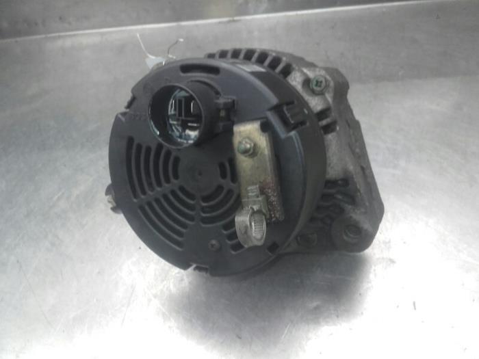 Dynamo van een Honda Civic Aerodeck (MB/MC) 1.5i VTEC-E II 16V 1999