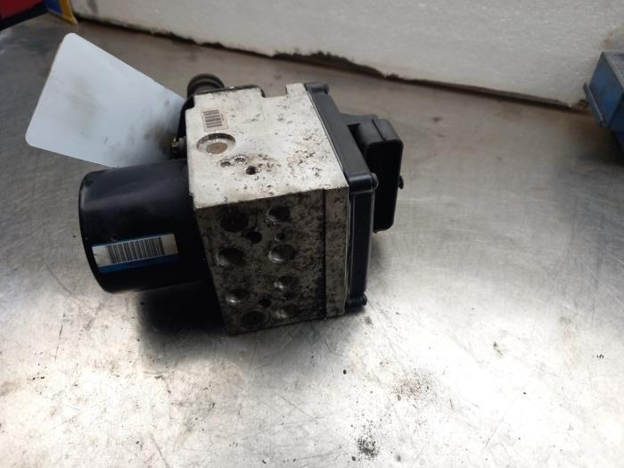 ABS Pomp van een Volkswagen Passat (3C2) 2.0 FSI 16V 2006