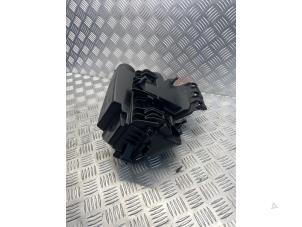 Gebruikte Luchtfilterhuis Mercedes SLK (R172) 1.8 200 16V BlueEFFICIENCY Prijs € 50,00 Margeregeling aangeboden door EU Engines & Parts BV