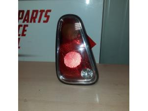 Gebruikte Achterlicht links Mini Mini (R56) 1.6 16V Cooper Prijs € 30,00 Margeregeling aangeboden door EU Engines & Parts BV