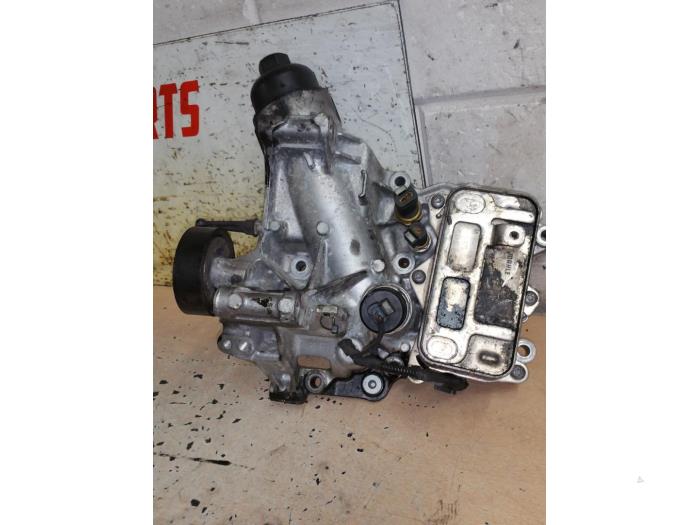 Gebruikte Oliefilterhouder Mercedes E (W213) E-220d 2.0 Turbo 16V 4-Matic Prijs € 100,00 Margeregeling aangeboden door EU Engines & Parts BV