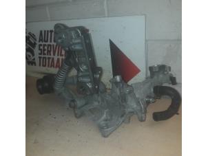 Gebruikte Dynamosteun onder Mercedes B (W246) 1.8 B-200 CDI BlueEFFICIENCY 16V Prijs € 50,00 Margeregeling aangeboden door EU Engines & Parts BV