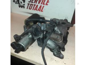 Gebruikte Inlaatspruitstuk Renault Trafic New (FL) 1.9 dCi 82 16V Prijs € 75,00 Margeregeling aangeboden door EU Engines & Parts BV