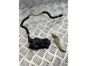 Gebruikte Opvoerpomp Mercedes C (W202) 2.2 C-220 CDI 16V Prijs € 25,00 Margeregeling aangeboden door EU Engines & Parts BV