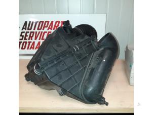 Gebruikte Luchtfilterhuis Mercedes CLK (C208) 2.0 200K 16V Prijs € 35,00 Margeregeling aangeboden door EU Engines & Parts BV
