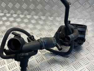 Gebruikte Thermostaathuis Mercedes C Estate (S204) 2.2 C-220 CDI 16V BlueEfficiency Prijs € 45,00 Margeregeling aangeboden door EU Engines & Parts BV