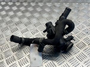 Gebruikte Thermostaathuis Mercedes A (177.0) 2.0 A-220 Turbo 16V Prijs € 50,00 Margeregeling aangeboden door EU Engines & Parts BV