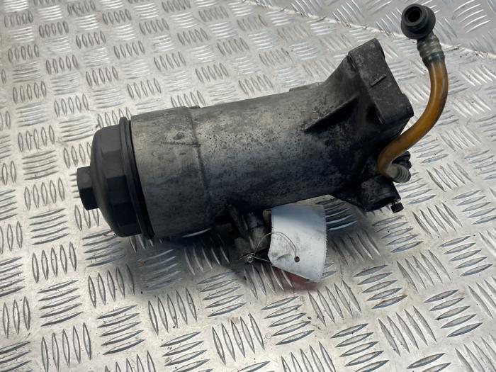 Gebruikte Oliefilterhuis Mercedes Sprinter 3t (903) 308D Prijs € 40,00 Margeregeling aangeboden door EU Engines & Parts BV