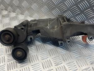 Gebruikte Dynamosteun onder Renault Trafic New (FL) 2.0 dCi 16V 90 Prijs € 35,00 Margeregeling aangeboden door EU Engines & Parts BV