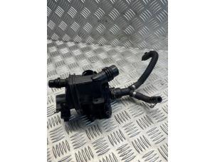 Gebruikte Thermostaathuis Opel Crossland (X) 1.2 Turbo 12V Euro 6d-temp Prijs € 30,00 Margeregeling aangeboden door EU Engines & Parts BV