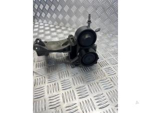 Gebruikte Dynamosteun onder Renault Trafic (1FL/2FL/3FL/4FL) 1.6 dCi 115 Prijs € 65,00 Margeregeling aangeboden door EU Engines & Parts BV