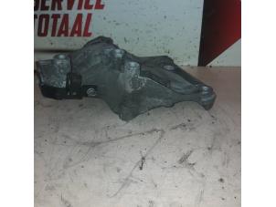 Gebruikte Dynamosteun onder Opel Insignia Sports Tourer 2.0 CDTI 16V 130 ecoFLEX Prijs € 40,00 Margeregeling aangeboden door EU Engines & Parts BV