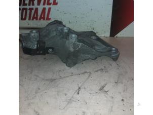 Gebruikte Dynamosteun onder Opel Insignia Sports Tourer 2.0 CDTI 16V 130 ecoFLEX Prijs € 40,00 Margeregeling aangeboden door EU Engines & Parts BV