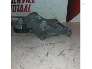 Gebruikte Dynamosteun onder Opel Insignia Sports Tourer 2.0 CDTI 16V 130 ecoFLEX Prijs € 40,00 Margeregeling aangeboden door EU Engines & Parts BV