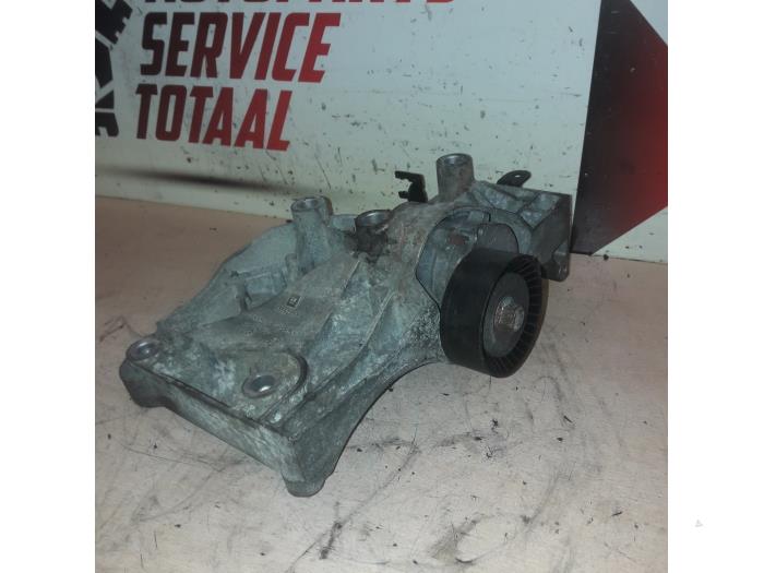 Dynamosteun onder van een Opel Insignia Sports Tourer 2.0 CDTI 16V 130 ecoFLEX 2014