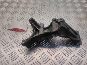 Gebruikte Dynamosteun onder Volkswagen Crafter 28/30/32/35 MWB Prijs € 25,00 Margeregeling aangeboden door EU Engines & Parts BV