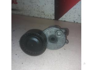 Gebruikte Spanrol Multiriem Mercedes C (W205) C-350 e 2.0 16V Prijs € 35,00 Margeregeling aangeboden door EU Engines & Parts BV