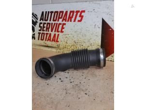 Gebruikte Luchtinlaat slang Renault Master III (MA/MB/MC/MD/MH/MF/MG/MH) 2.3 dCi 150 16V Prijs € 45,00 Margeregeling aangeboden door EU Engines & Parts BV