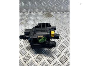 Gebruikte Thermostaathuis Peugeot 208 I (CA/CC/CK/CL) 1.2 12V e-THP PureTech 110 Prijs € 35,00 Margeregeling aangeboden door EU Engines & Parts BV