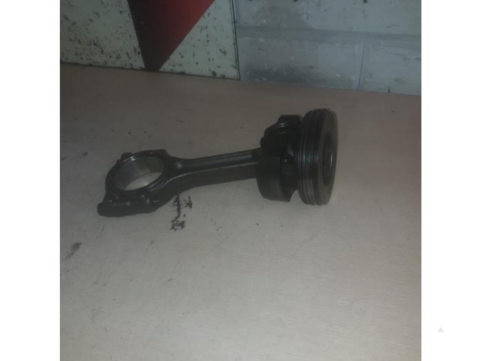 Gebruikte Zuiger Mercedes A (W176) 1.5 A-180 CDI, A-180d 16V Prijs € 100,00 Margeregeling aangeboden door EU Engines & Parts BV