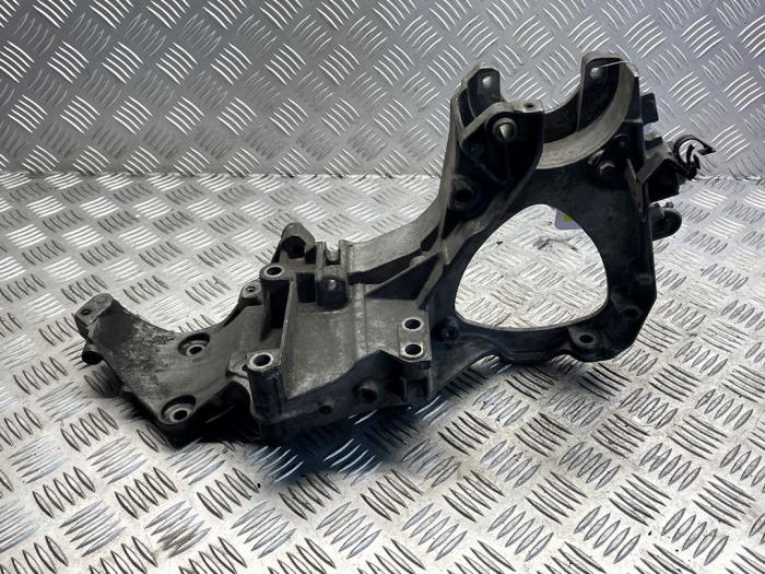 Gebruikte Dynamosteun onder Renault Espace (JK) 2.2 dCi 16V Kat. Prijs € 50,00 Margeregeling aangeboden door EU Engines & Parts BV