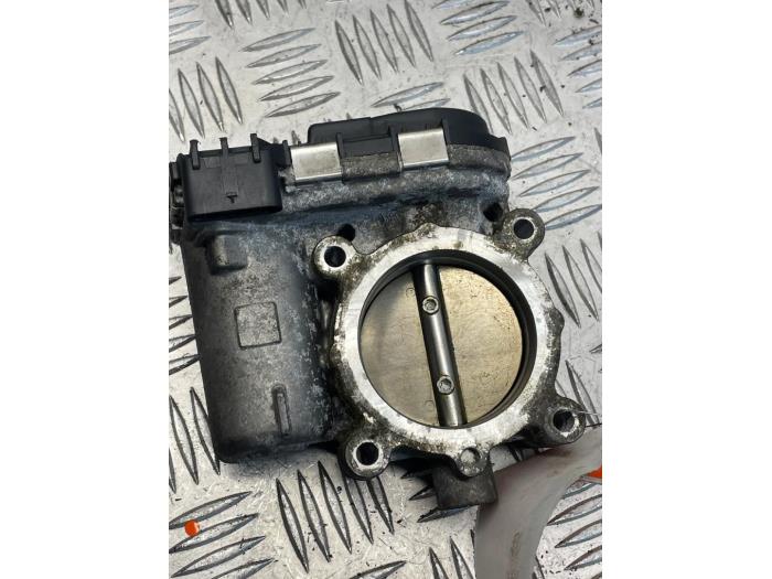 Gasklephuis van een Mercedes-Benz CLA (117.3) 1.6 CLA-180 16V 2017