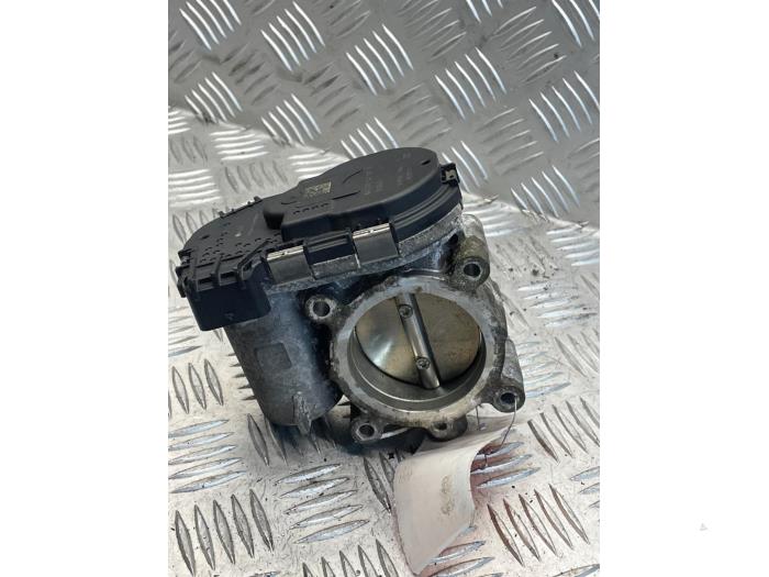 Gasklephuis van een Mercedes-Benz CLA (117.3) 1.6 CLA-180 16V 2017