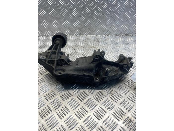 Gebruikte Dynamosteun onder Opel Vivaro 2.0 CDTI Prijs € 45,00 Margeregeling aangeboden door EU Engines & Parts BV