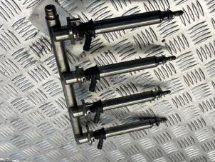 Gebruikte Injector brug Mercedes C (W205) C-200 2.0 CGI 16V Prijs € 145,00 Margeregeling aangeboden door EU Engines & Parts BV